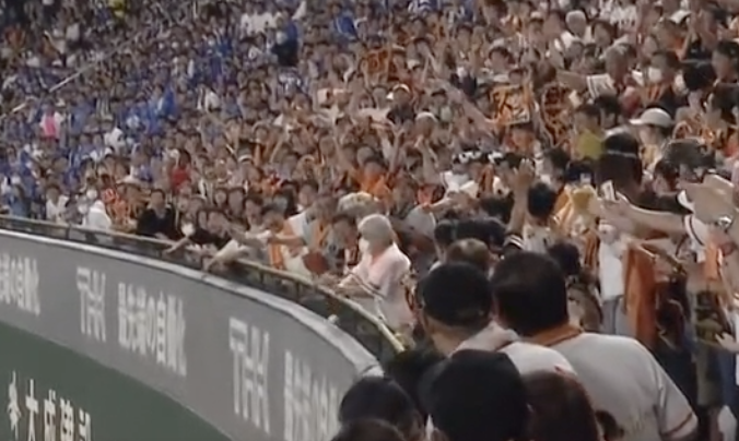 【炎上】坂本勇人ホームランが観客の妨害により二塁打に【白髪のおじいちゃんは誰なのか特定されてない】